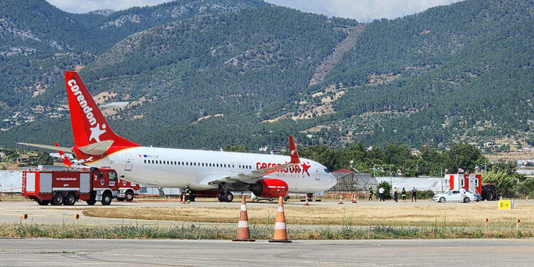 Ön lastiği patlayan uçak park yerine çekildi, pist uçuşa açıldı