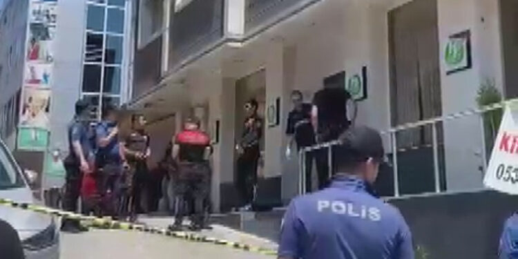 Otele el bombası ile saldıran kişi silahla vuruldu