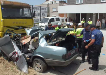 Otomobil hafriyat kamyonuyla çarpıştı: 3 ölü, 1 ağır yaralı