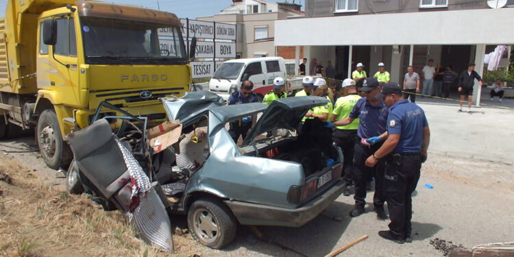 Otomobil hafriyat kamyonuyla çarpıştı: 3 ölü, 1 ağır yaralı
