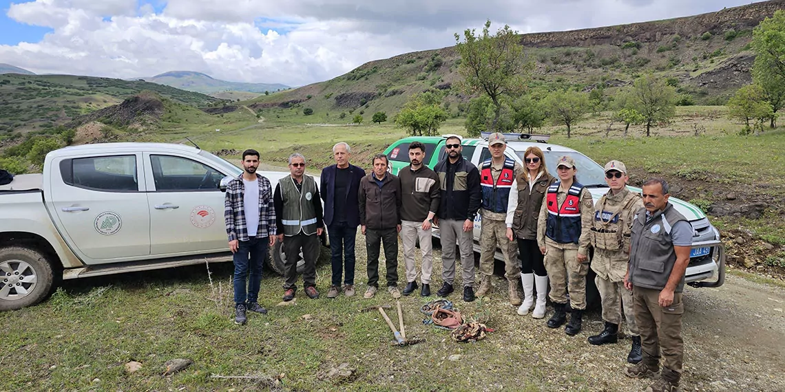 Özel ekipten salep kaçakçılarına lastik izinden suçüstü