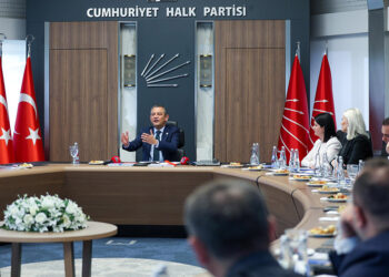Özgür Özel, 21 ilin belediye başkanıyla görüştü