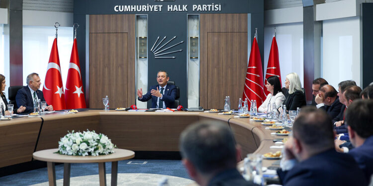 Özgür Özel, 21 ilin belediye başkanıyla görüştü