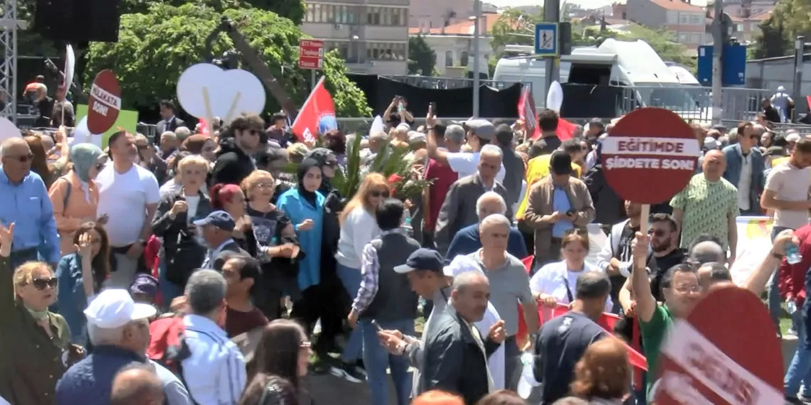 Özgür özel 'büyük eğitim mitingi'nde konuştu