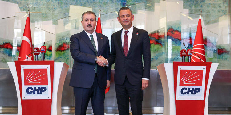 Özgür Özel: O cenaze orada durdukça siyaset normalleşemez