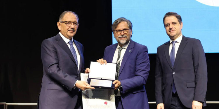 Özhaseki, Sıfır Atık Projesi'ne verilen AKDENİZ-PA Ödülü'nü aldı