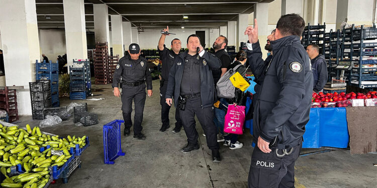 Kayseri'de pazarcılar silah, bıçak ve sopalarla kavga etti