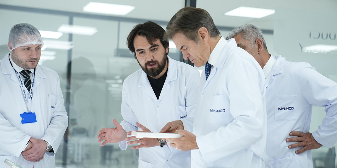 Türk kalp cerrahı Prof. Dr. Mehmet Öz, "INVAMED sağlık teknolojisi alanında bizi bir lider konumuna taşıyor. Bu başarılar, Türk mühendisliği ve inovasyonu adına büyük bir onur ve gelecek nesillere aktarılacak kıymetli bir miras" dedi.