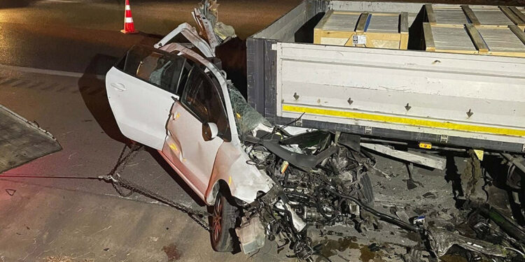 Park halindeki TIR'a çarpan otomobilin sürücüsü öldü