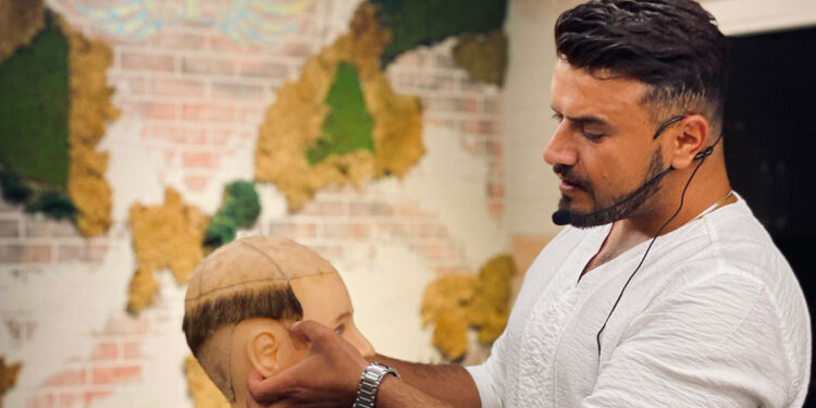 Protez saç uygulamasında merdiven altı uyarısı