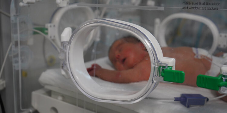 Rahim ağzına atılan bir dikişle bebeğinin hayatı kurtuldu