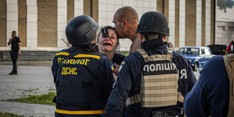 Rusya Harkiv'de süpermarketi vurdu