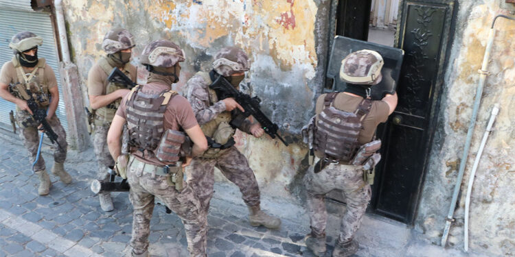 PKK lehine slogan attığı tespit edilen 17 şüpheli gözaltında