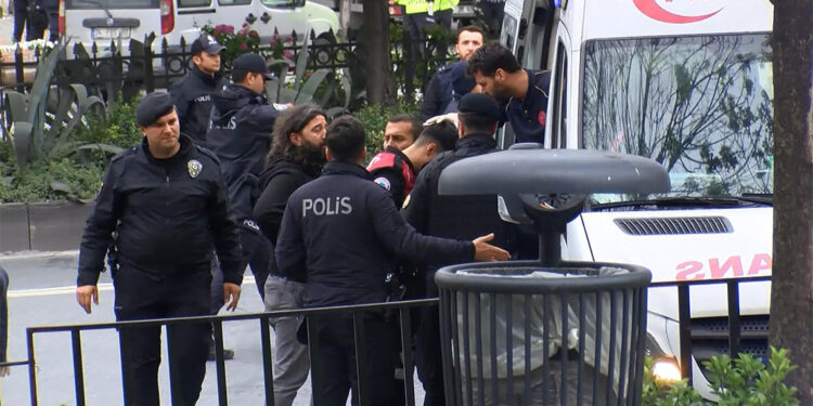 Saraçhane'de kaldırım taşı atılan çok sayıda polis yaralandı