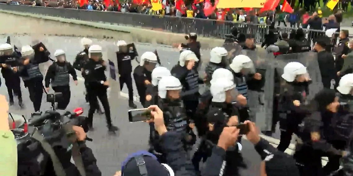 Saraçhane'de kaldırım taşı atılan çok sayıda polis yaralandı
