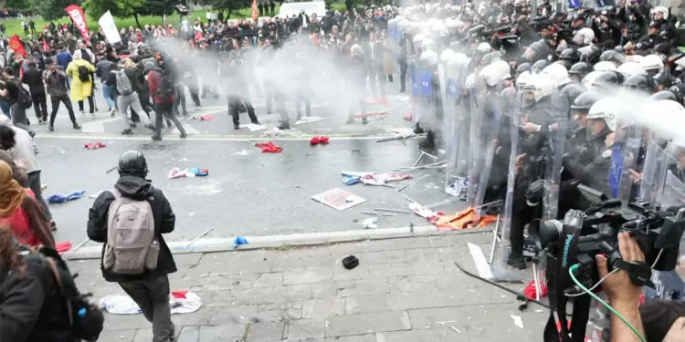 Taksim'e yürümek isteyenlere polis müdahalesinin ilk anları