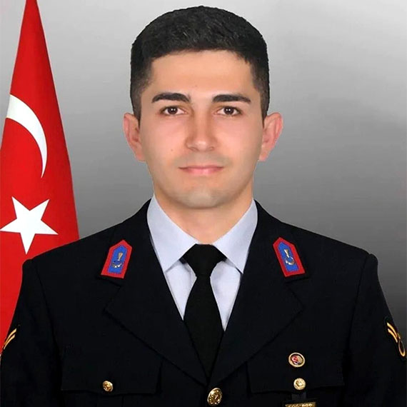 Şırnak'ta devriye görevi sırasında meydana gelen trafik kazasında şehit olan Antalyalı Jandarma Astsubay Çavuş Mustafa Şen'in türkü söylerken çekilen görüntüsü ortaya çıktı.