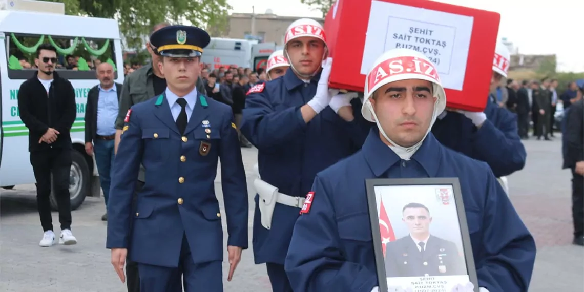 Pençe kilit harekat bölgesi'nde üzerine yıldırım düşmesi sonucu şehit olan piyade uzman çavuş sait toktaş son yolculuğuna uğurlandı.