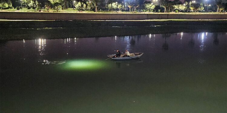 Seyhan Nehri'ne atlayıp kaybolduğu iddia edilen kişi aranıyor