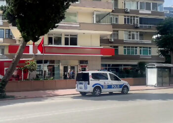 Sigara parası almak için banka şubesinin camını kırmışlar