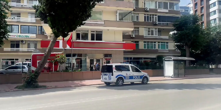 Sigara parası almak için banka şubesinin camını kırmışlar