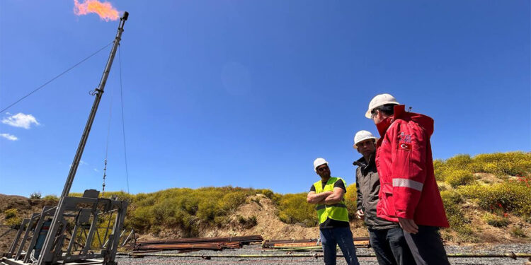 Silivri'de çıkarılmaya başlanan doğalgazın ilk ateşi yandı