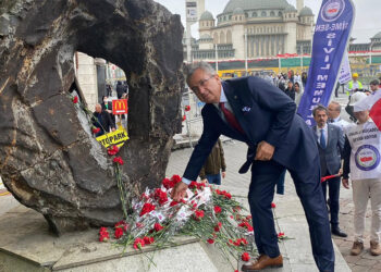 SİME-SEN Taksim Cumhuriyet Anıtı’na çelenk bıraktı