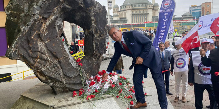 SİME-SEN Taksim Cumhuriyet Anıtı’na çelenk bıraktı