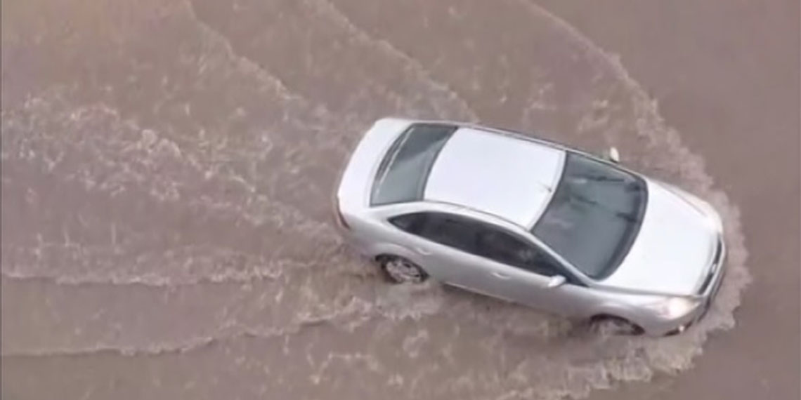 Sivas'ta etkili olan sağanak günlük yaşamı olumsuz etkilerken, yollar suyla doldu, bazı sokaklarda çamur birikintileri oluştu.