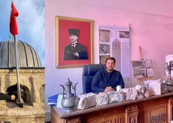 Saat kulesine dikilen Türk bayrağı kaldı, müdür gitti