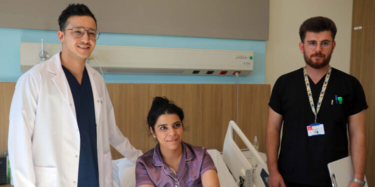 Sağ memesini kanserden kaybeden kadına, karın dokusundan yeni meme