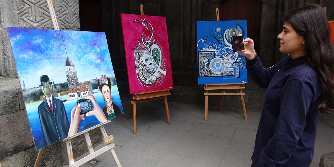 Sanat ikonları, yağlı boya tabloda bar tuttu