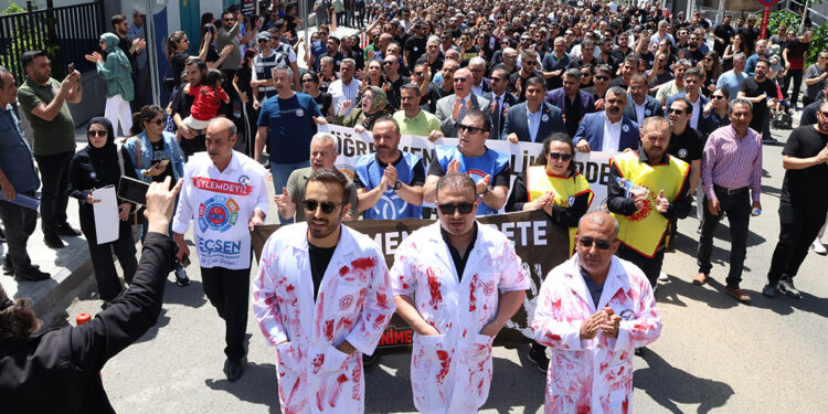 Şanlıurfa'daki öğretmenler kanlı önlükle eylem yaptı