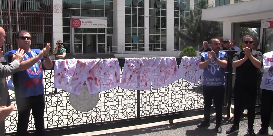 Şanlıurfa'daki öğretmenler kanlı önlükle eylem yaptı