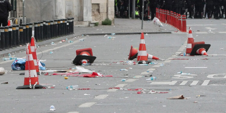 Saraçhane'de 1 Mayıs'tan geriye taş, flama ve çöpler kaldı