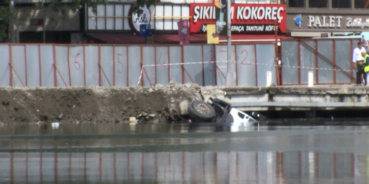 Sarıyer’de hafriyat kamyonu denize düştü