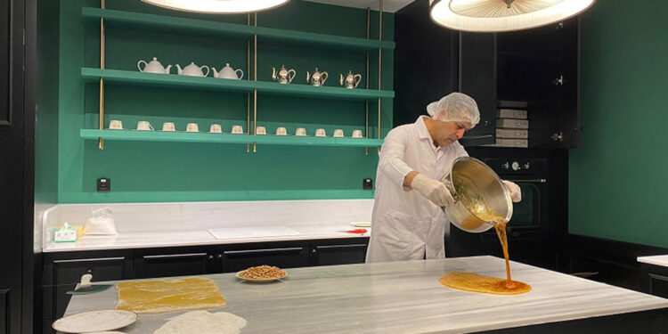 Şekercibaşı'nın tatlı barlı mağazası İstiklal Caddesi'nde