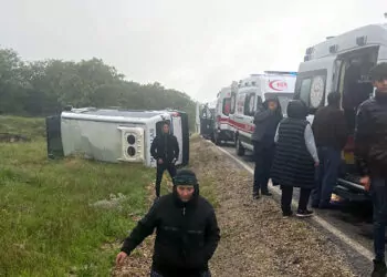 Sera işçilerini taşıyan minibüs devrildi: 14 yaralı