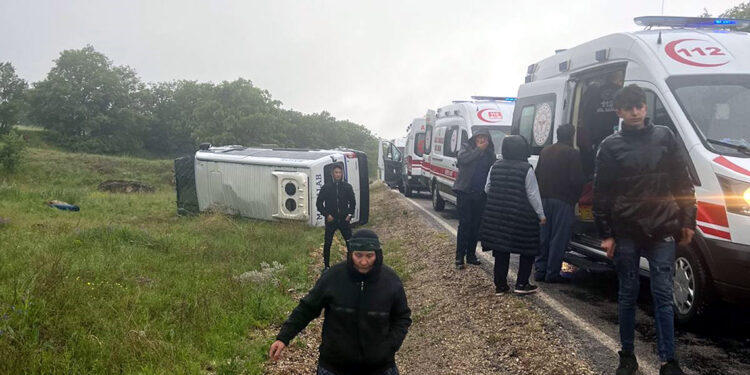 Sera işçilerini taşıyan minibüs devrildi: 14 yaralı