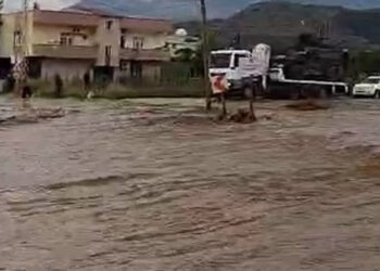 Şırnak'ta sağanak ve dolu ulaşımı aksattı