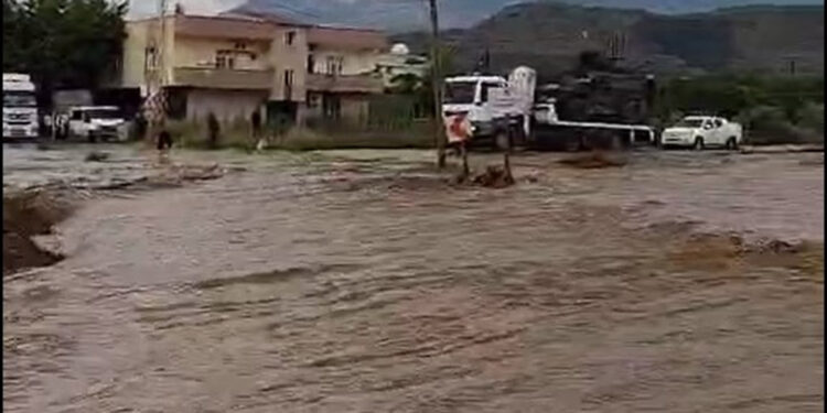Şırnak'ta sağanak ve dolu ulaşımı aksattı