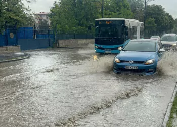 Sivas'ta sağanak yağış; cadde ve sokaklar su doldu