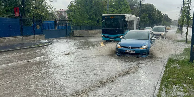 Sivas'ta sağanak yağış; cadde ve sokaklar su doldu