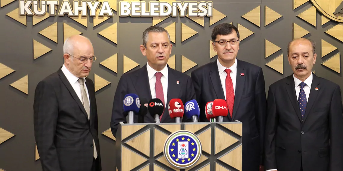 Chp genel başkanı özgür özel, emekliye, esnafa, çiftçilere ve üreticilere destek vereceklerini belirterek, “son cumhurbaşkanı gibi değil, ilk cumhurbaşkanı gibi davranacağız. ‘köylü milletin efendisidir’ diyeceğiz, yeniden efendi yapacağız. O yüzden hep birlikte çalışıp hep birlikte mücadele edeceğiz” dedi.