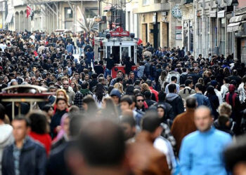 Suriyeliler hızla doğururken, Türkiye genç nüfusunu yitiriyor