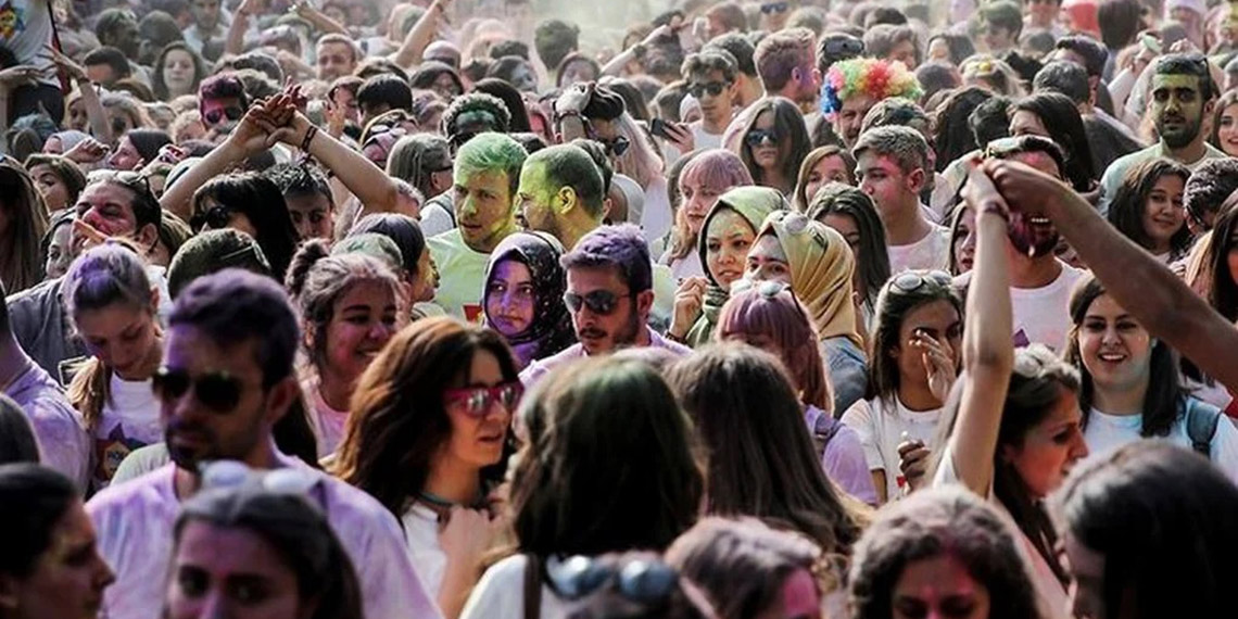 Suriyelilerin nüfusu artarken, Türkiye genç nüfusunun düştüğünü TÜİK gözler önüne serdi. Türkiye nüfusunun yüzde 15,1'ini gençler oluşturuyor. Bu rakamın 2080 yılında yüzde 11,1'e düşeceği tahmin ediliyor.