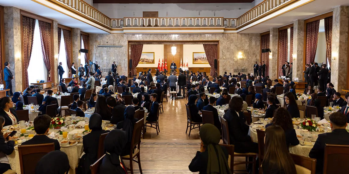 Tbmm başkanı kurtulmuş, 81 ilden gençlerle bir araya geldi