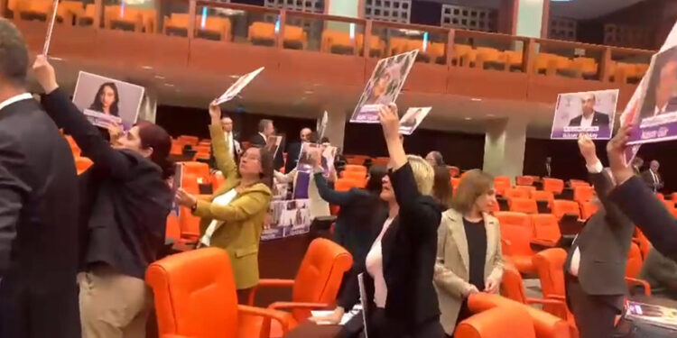 TBMM'de Kobani davası kararını protesto ettiler