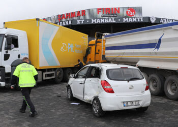 TIR bulvarda 5 araca çarptı: 6 yaralı
