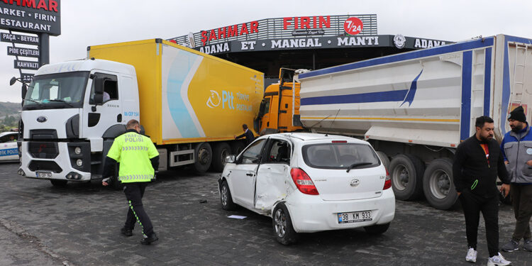 TIR bulvarda 5 araca çarptı: 6 yaralı